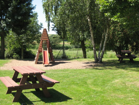 Aire de pique-nique au bord du Layon – Saint Aubin de Luigné - aire-loisirs-st-aubin1