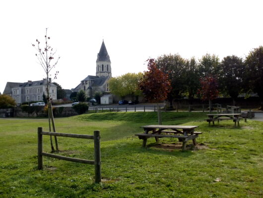 Aire de pique-nique de Saint-Rémy-La-Varenne - aire-pique-nique-bas-place-eglise
