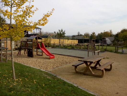 Aire de pique-nique de La Cour De La Mairie – Saint-Sulpice-Sur-Loire - aire-pique-nique-cours-mairie-1