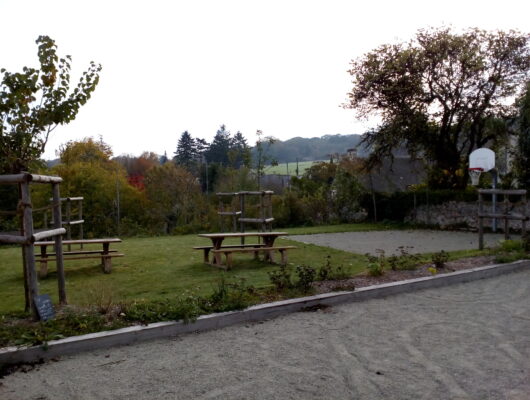 Aire de pique-nique de La Cour De La Mairie – Saint-Sulpice-Sur-Loire - aire-pique-nique-cours-mairie-2
