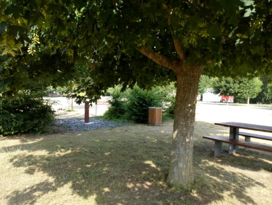 Aire de pique-nique du Vieux Louet Et Du Hardas - aire-pique-nique-juigne-place-hardas