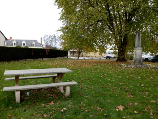 Aire de pique-nique des Alleuds - aire-pique-nique-place-eglise-2