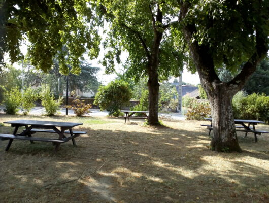 Aire de pique-nique de L&rsquo;Église - aire-pique-nique-place-mairie