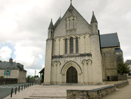 Aire de pique-nique et aire de jeux du Parc Chauvet - blaison-eglise-2