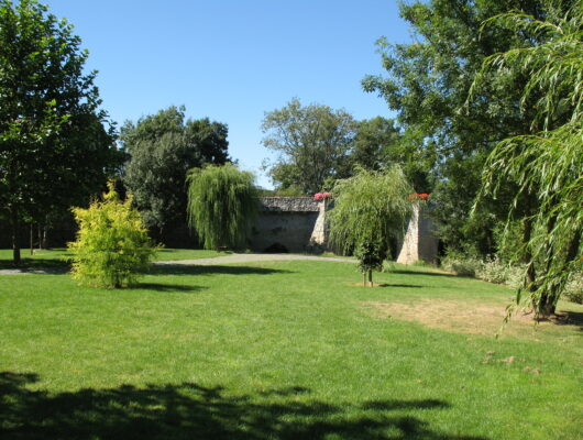 Aire de pique-nique au bord du Layon Chaudefonds sur Layon - espace-detende-chaudefonds2