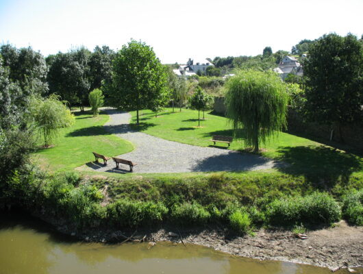 Aire de pique-nique au bord du Layon Chaudefonds sur Layon - espace-detente-chaudefonds1