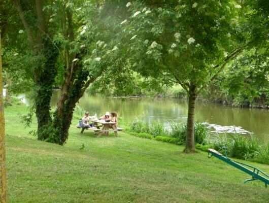 Aire de pique-nique au bord du Layon – Saint Aubin de Luigné - saint-aubin-de-luigne-ete-2015-credit-a.rosselin--17-