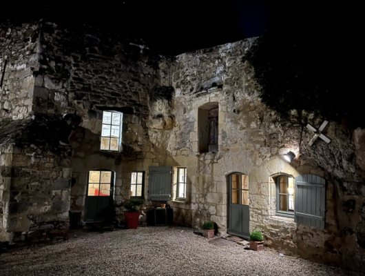 GITE TROGLODYTIQUE DE LA ROCHE ETIAU - exterieur-nuit-1