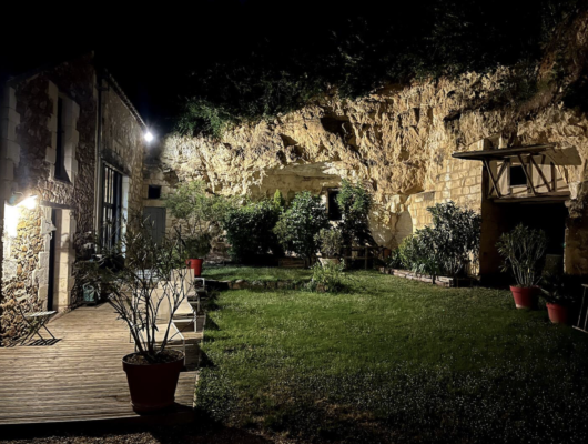 GITE TROGLODYTIQUE DE LA ROCHE ETIAU - exterieur-nuit-2