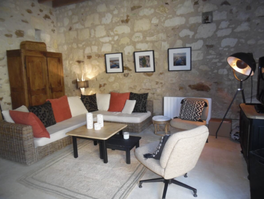 GITE TROGLODYTIQUE DE LA ROCHE ETIAU - grange-salon