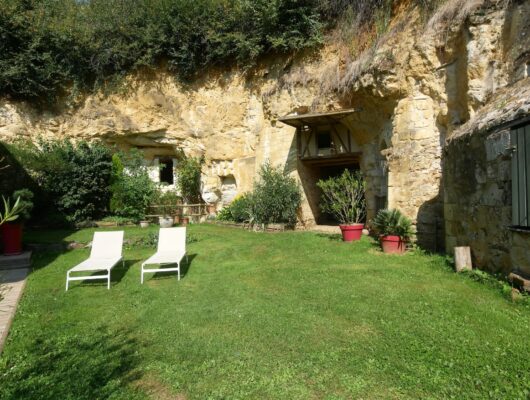 GITE TROGLODYTIQUE DE LA ROCHE ETIAU - troglo-exterieur-2