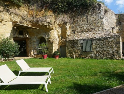 GITE TROGLODYTIQUE DE LA ROCHE ETIAU - troglo-exterieur-3