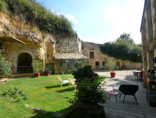 GITE TROGLODYTIQUE DE LA ROCHE ETIAU - troglo-grange-exterieur