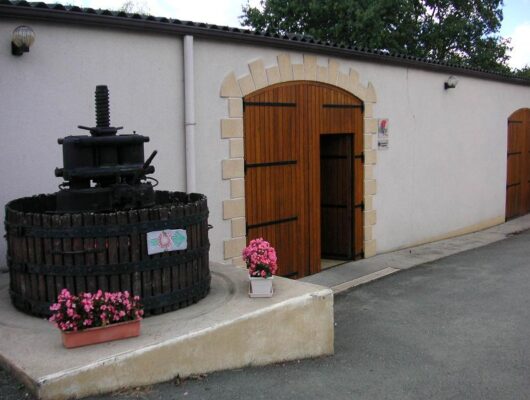 DOMAINE DE L&rsquo;ANGELIÈRE - entree-cave