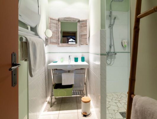 GITE LE CLOS DES 3 ROIS - chambre-perroquets-rdc-salle-de-bains-douche-italienne-clos-des-3-rois--sebastien-gaudard
