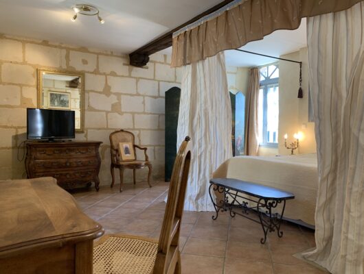 GITE LE CLOS DES 3 ROIS - closdes3roischambrebaldaquinbureau