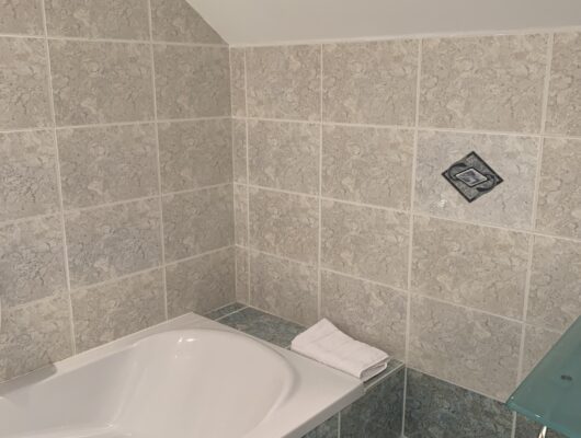 CHAMBRES D&rsquo;HOTES LE CLOS DES 3 ROIS - closdes3roischambrebleuebaignoirelavabo