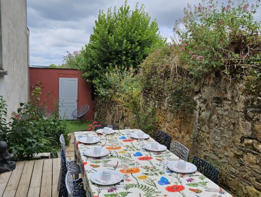 Gîte de charme Confidences-Escale - table-dressee-terrasse-2