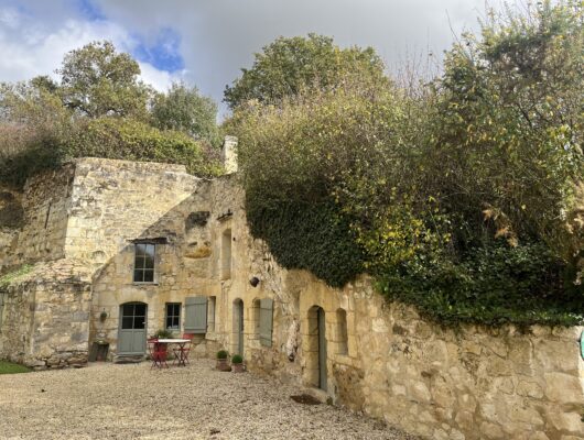 GITE TROGLODYTIQUE DE LA ROCHE ETIAU - booking-troglo-exterieur1-2