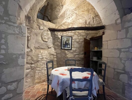 GITE TROGLODYTIQUE DE LA ROCHE ETIAU - booking-troglo-sejour3
