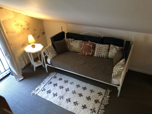 GITE TROGLODYTIQUE DE LA ROCHE ETIAU - grange-chambre-1-2