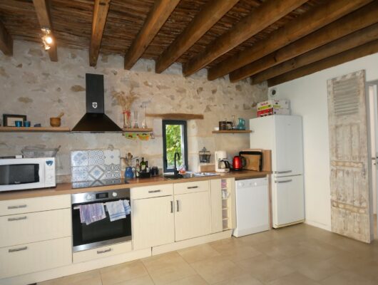 GITE TROGLODYTIQUE DE LA ROCHE ETIAU - grange-cuisine-1